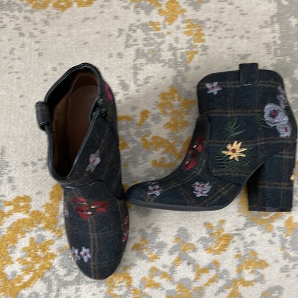 Embroidered ankle booties - Picture 4 of 4